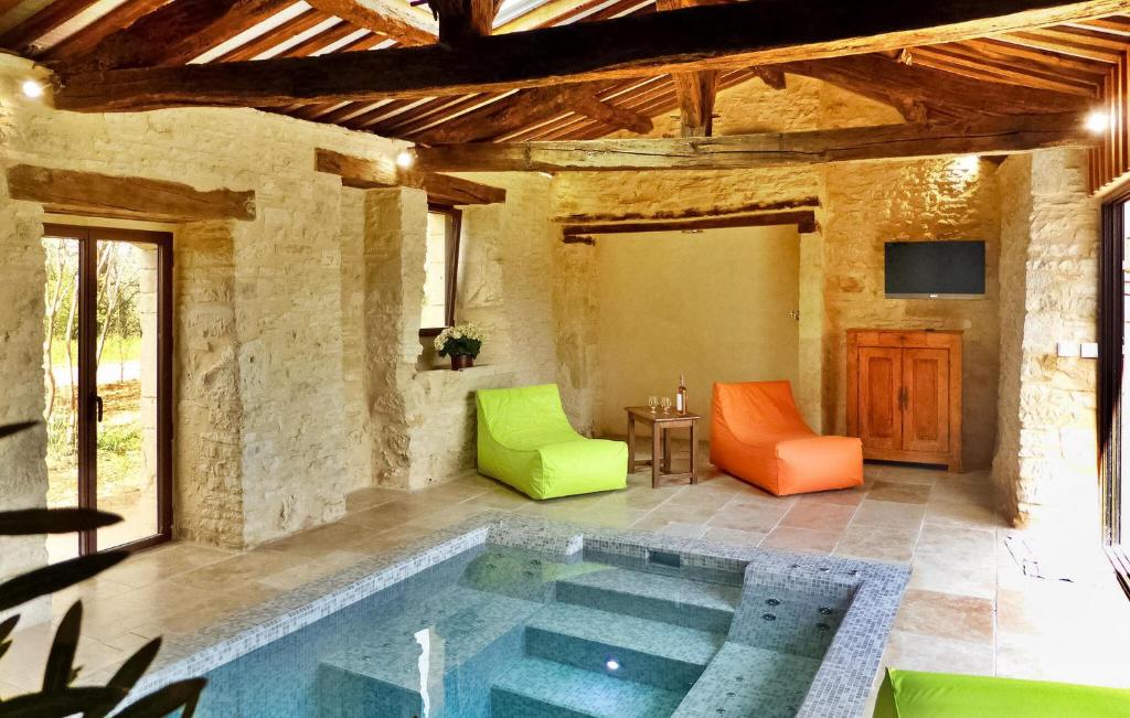 une piscine extérieure dans une maison en pierre dans l'établissement Le Causse, à Florimont-Gaumiers