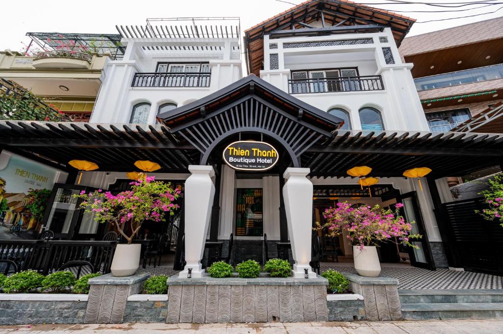 會安的住宿－Thien Thanh Central Boutique Hotel by Minova，前面有标志的建筑