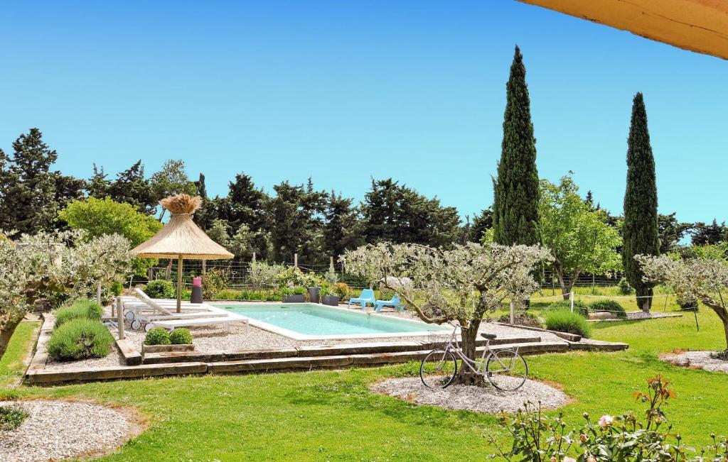 un jardin avec une piscine et un kiosque dans l'établissement Palunettes, à Graveson