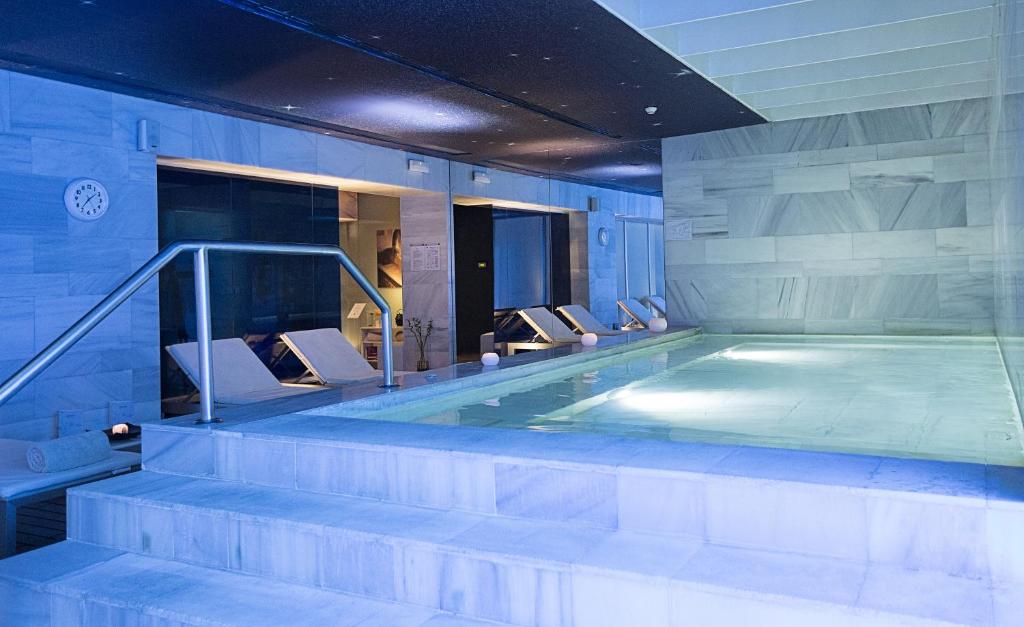 Bazén v ubytování Hospes Palacio de los Patos, a Member of Design Hotels nebo v jeho okolí