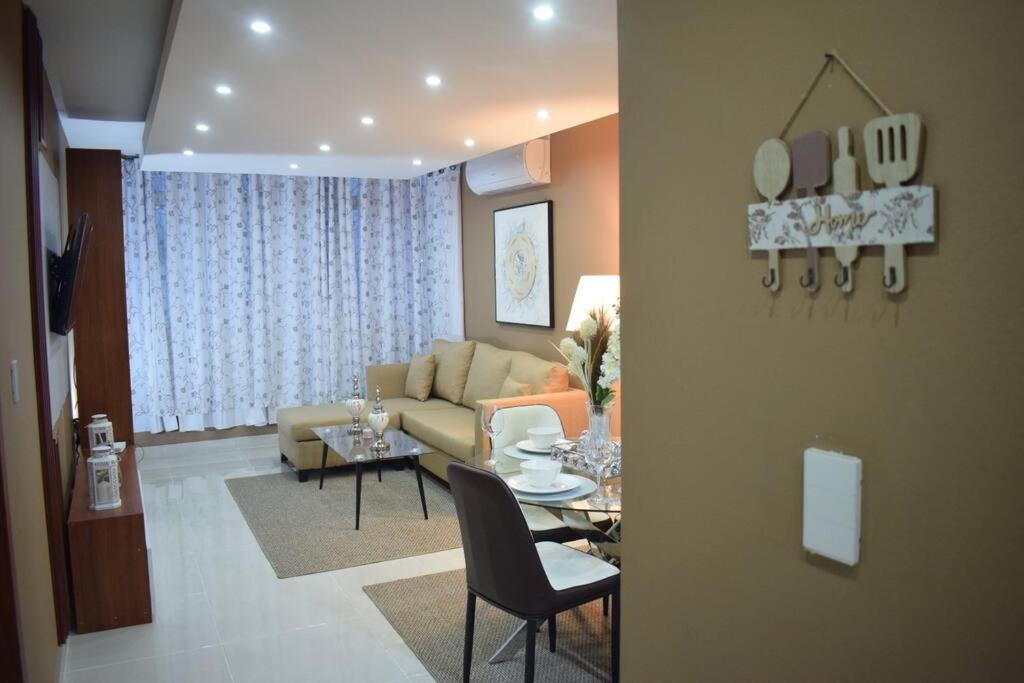 ein Wohnzimmer mit einem Sofa und einem Tisch in der Unterkunft Apartamento en Santo Domingo zona universitaria in Santo Domingo
