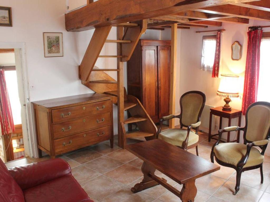 - un salon avec un lit en mezzanine, un bureau et des chaises dans l'établissement Gîte Loches, 3 pièces, 3 personnes - FR-1-381-162, à Loches