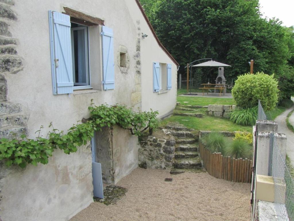 モンルイ・シュル・ロワールにあるGîte Montlouis-sur-Loire, 4 pièces, 5 personnes - FR-1-381-95の青窓と庭のある白い家