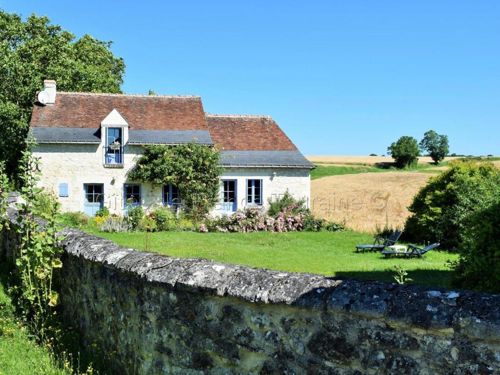 een wit huis met een stenen muur ervoor bij Gîte Crissay-sur-Manse, 3 pièces, 4 personnes - FR-1-381-327 in Crissay-sur-Manse