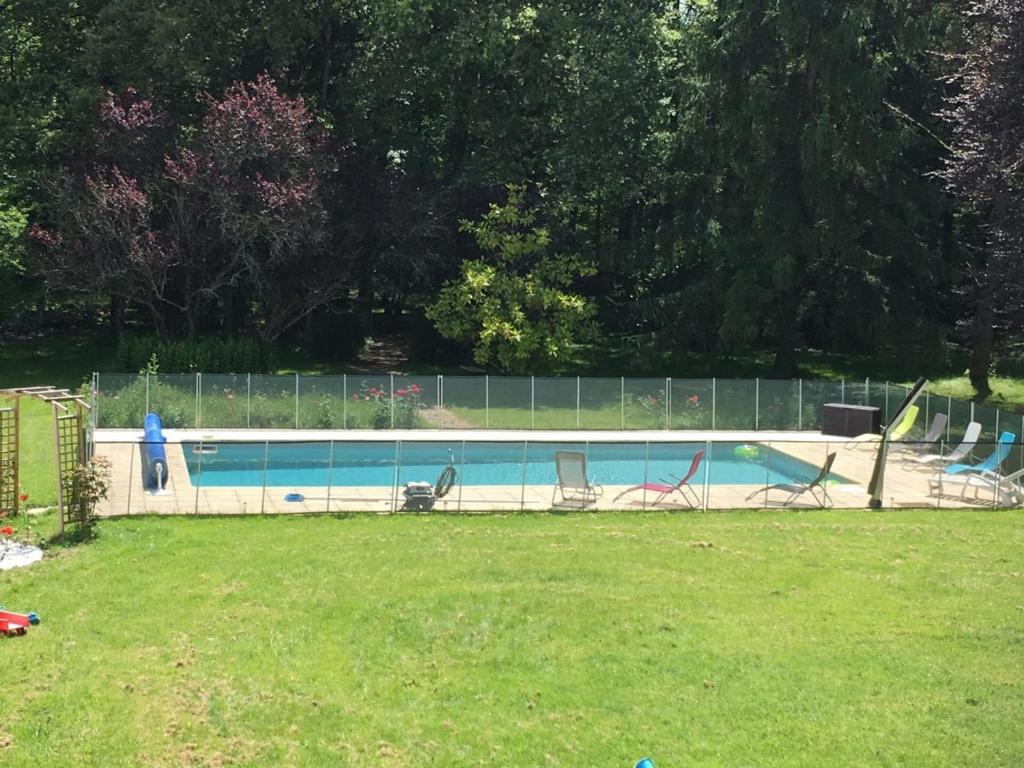 a swimming pool with chairs in a yard at Gîte Luynes, 4 pièces, 6 personnes - FR-1-381-393 in Luynes