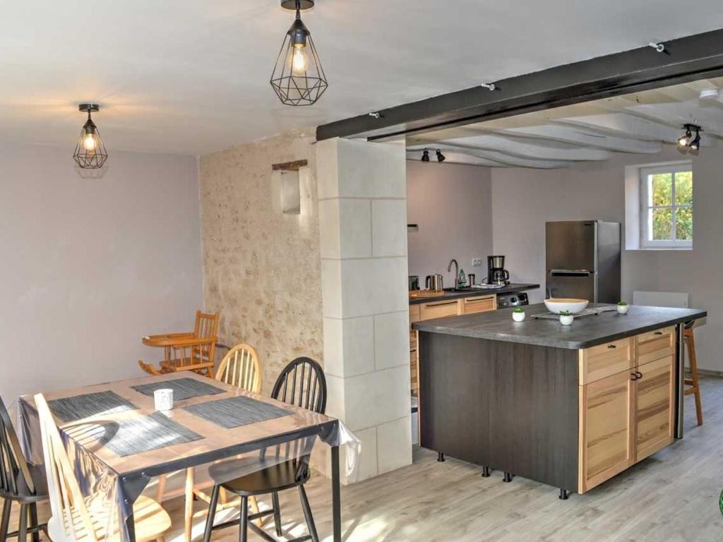 a kitchen and dining room with a table and a kitchen and a dining room at Gîte Chédigny, 3 pièces, 4 personnes - FR-1-381-480 in Chédigny