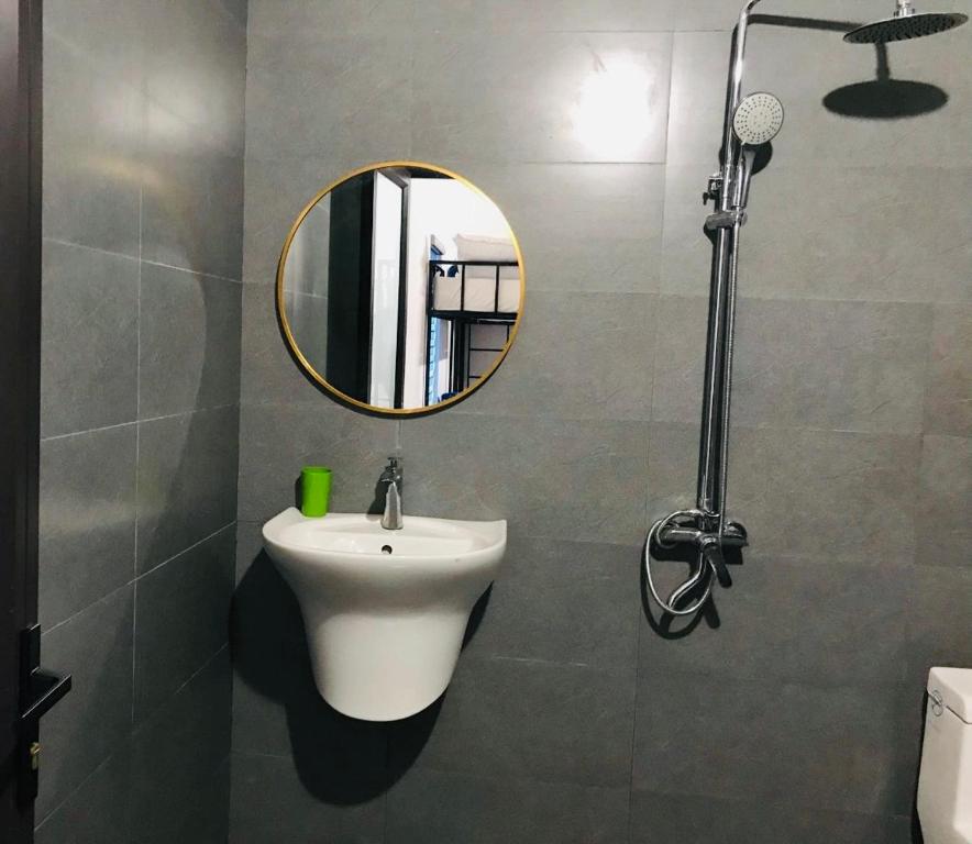 La salle de bains est pourvue d'un lavabo et d'un miroir. dans l'établissement Tamcoc Metoo Bungalow 2, à Ninh Binh