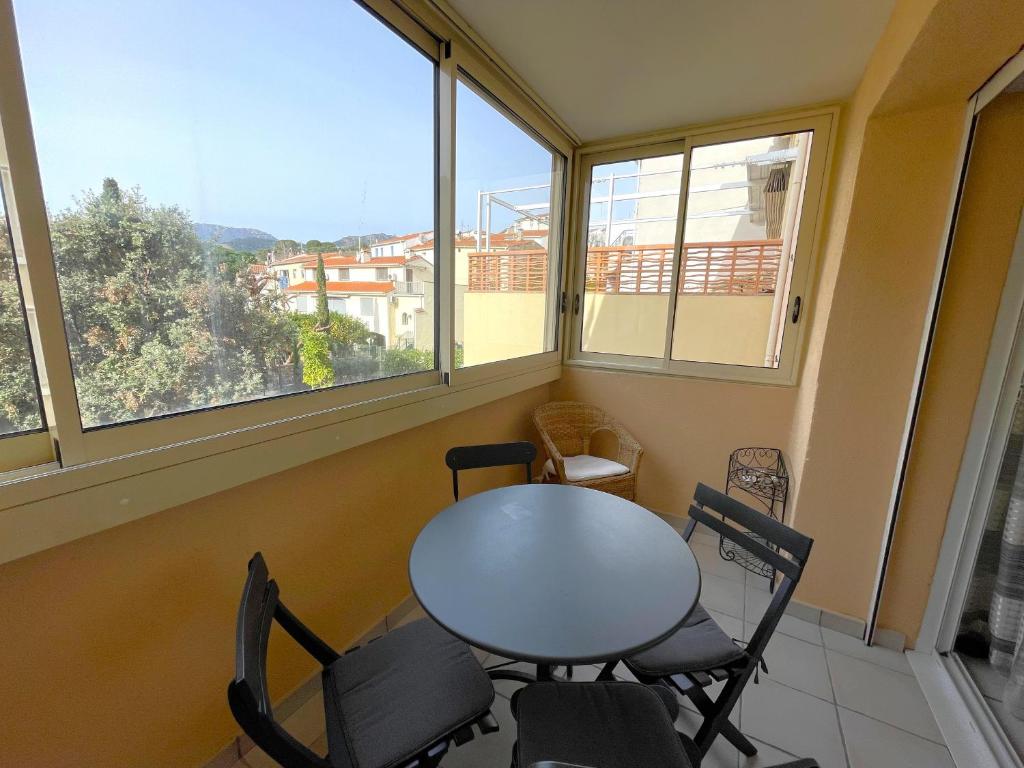 a table and chairs in a room with a window at Appartement confortable au centre de Banyuls, à 300 m de la plage, idéal pour 4 personnes - FR-1-309-5 in Banyuls-sur-Mer