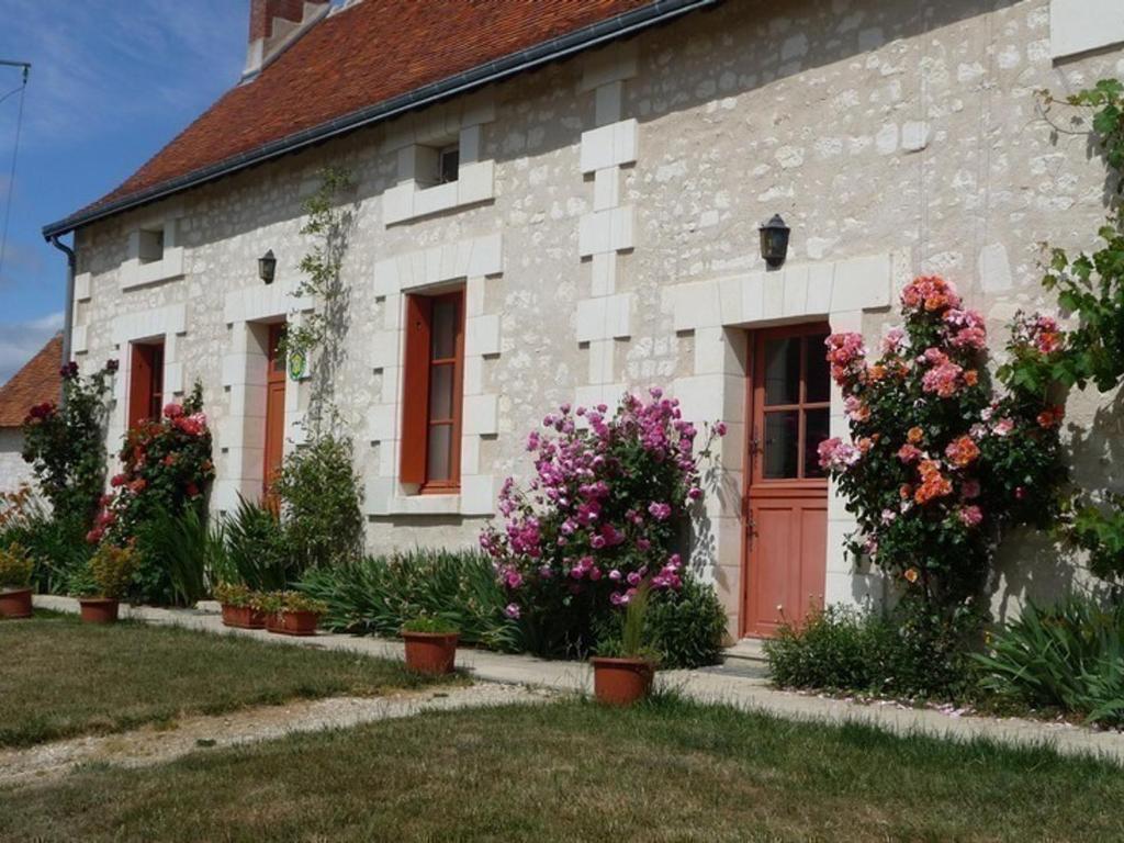 Gîte Saint-Senoch, 4 pièces, 7 personnes - FR-1-381-40 في Saint-Senoch: منزل فيه ورد