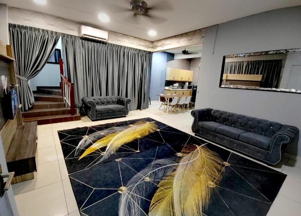 TIARA homestay في سيمينيه: غرفة معيشة مع أريكة وطاولة