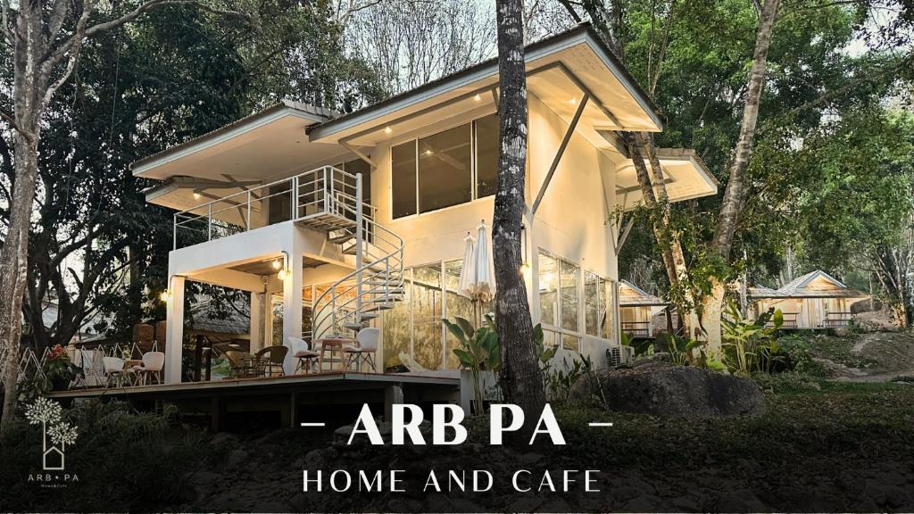 une maison et un café avec les mots arpra home et café dans l'établissement Arb Pa Home and Cafe @ Mae on, à Chiang Mai