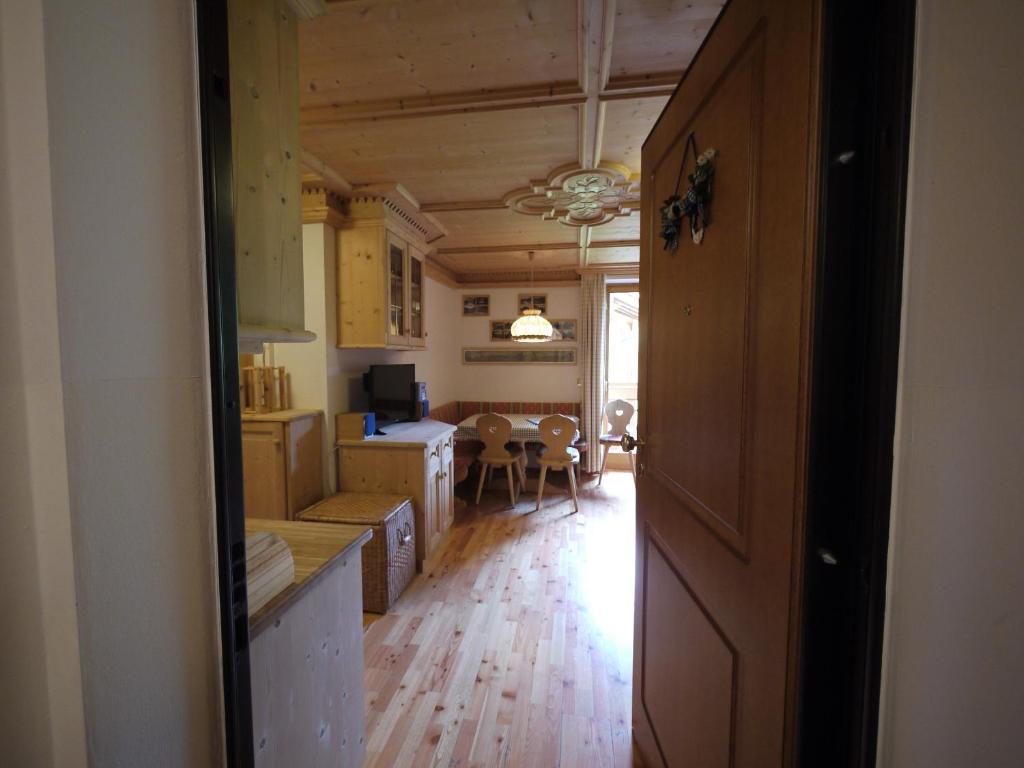 Appartamento Brentegani في أرابّا: مطبخ وغرفة طعام مع طاولة طعام