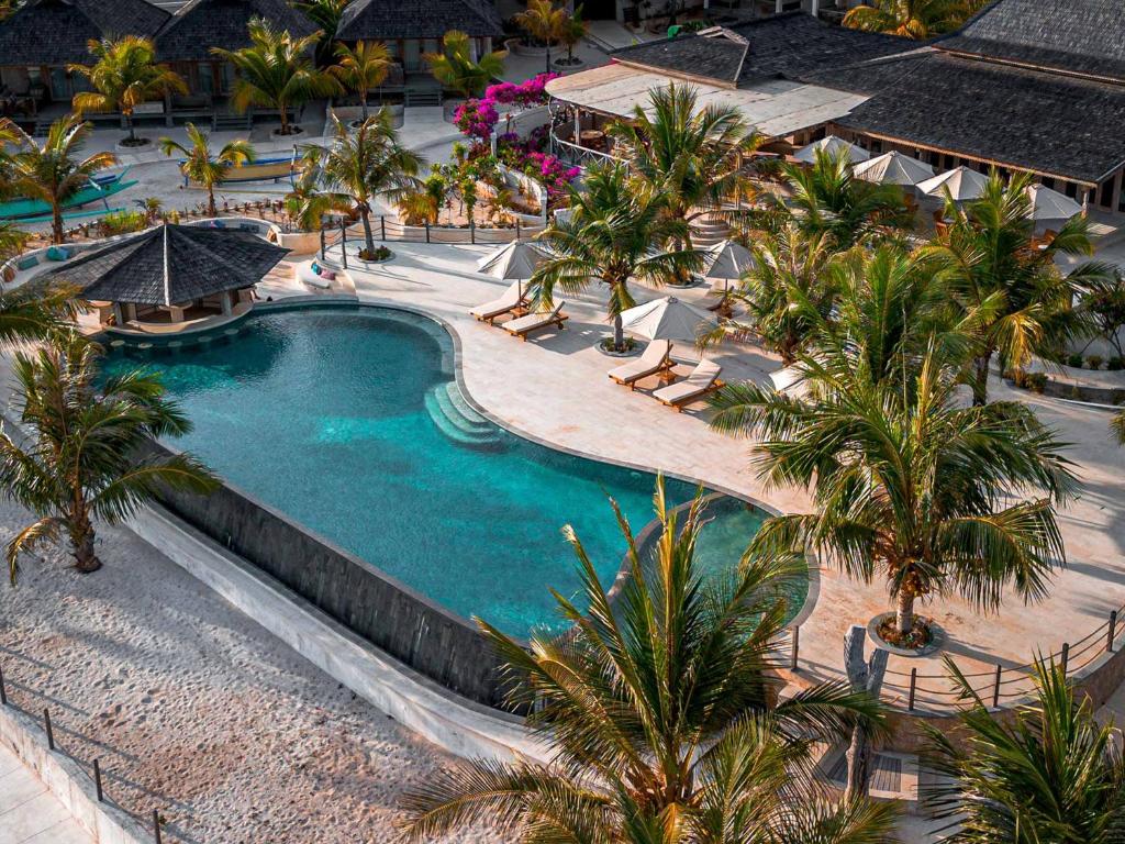 una vista aérea de una piscina en un complejo en Eliana Resort And Spa en Nembrala