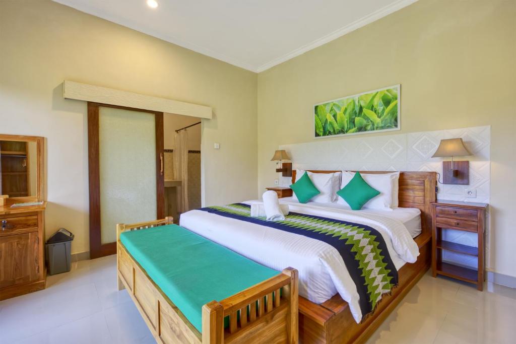 een slaapkamer met een groot bed in een kamer bij Ped Cottage in Nusa Penida
