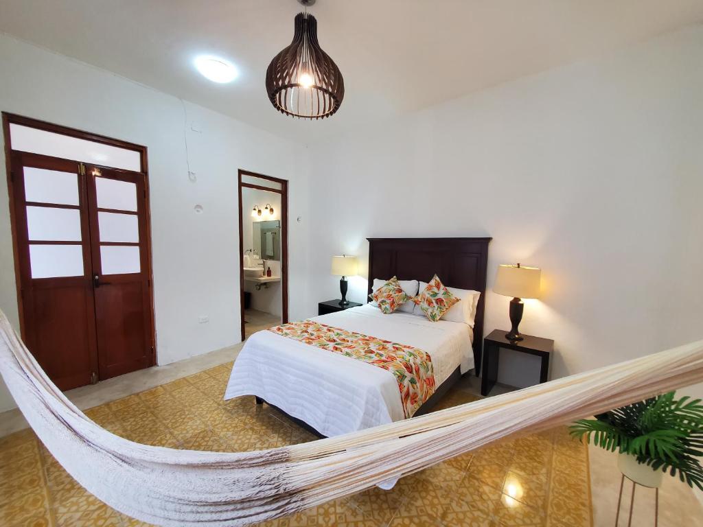 a bedroom with a swinging bed and a hammock at Habitación Fuoco in Mérida