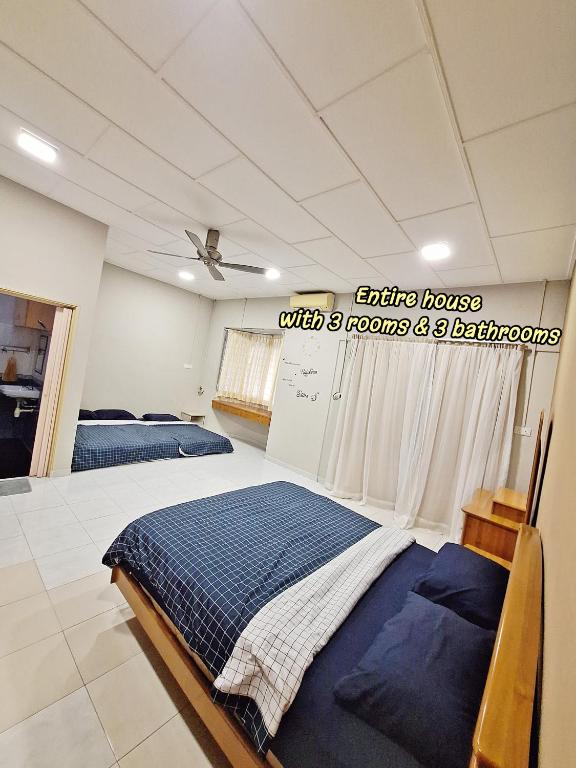 Posteľ alebo postele v izbe v ubytovaní 23 Sri Kluang HomeStay - Up to 15pax