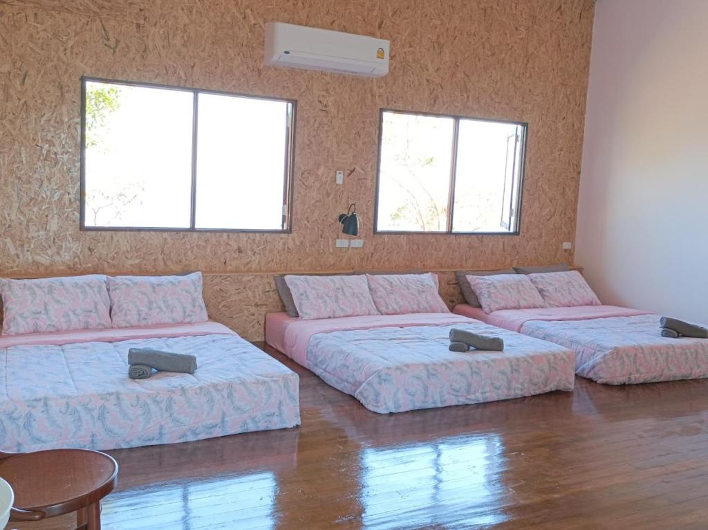 Postel nebo postele na pokoji v ubytování Parinya Hill Homestay & Cafe Koh Larn