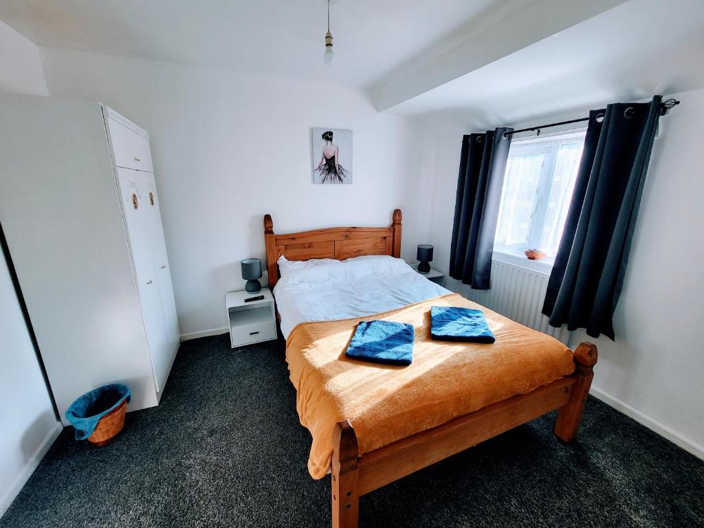 een slaapkamer met een bed met twee handdoeken erop bij Stay Sleep Rest Heeley, Sheffield in Heeley