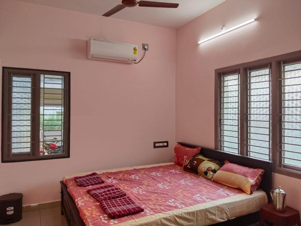 Postel nebo postele na pokoji v ubytování Thirunallar Ganesha's HomeStay