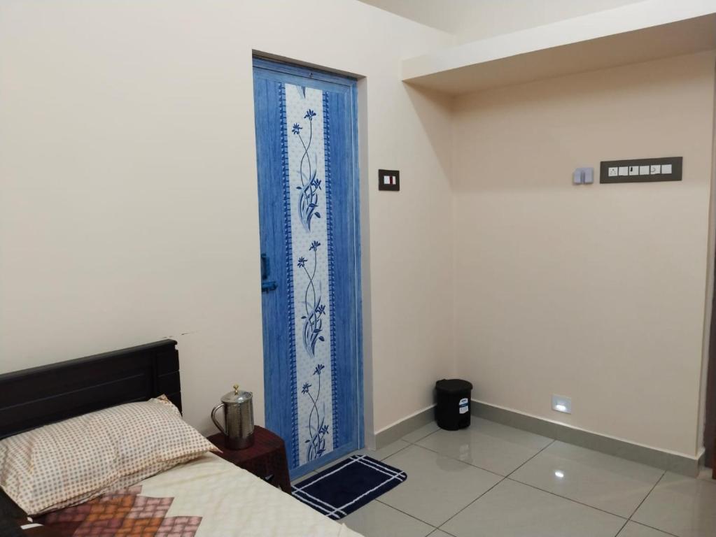 Postel nebo postele na pokoji v ubytování Thirunallar Ganesha's HomeStay