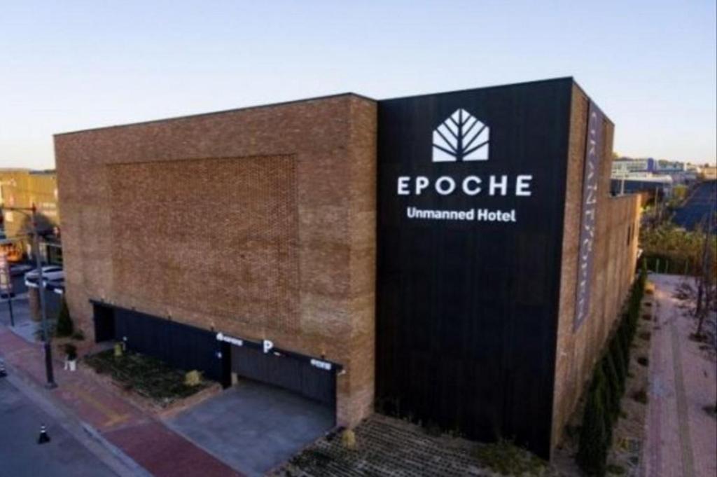 晉州的住宿－Epoche Hotel，建筑的侧面有标志