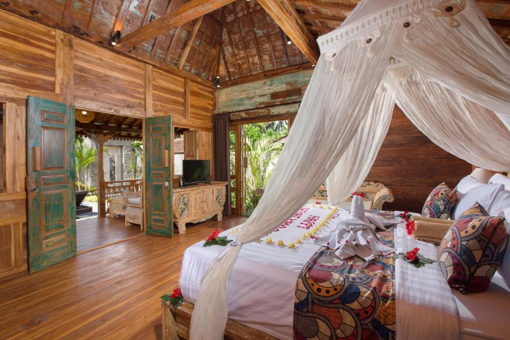 una camera con letto a baldacchino di The Meranggi ad Ubud