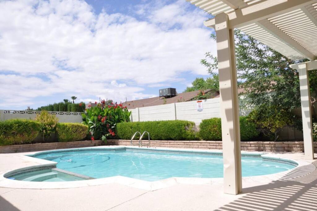 einen Pool in einem Hof mit einer Pergola in der Unterkunft Casa Rio spacious 3 bd/ 3.5 bath near airport in Las Vegas