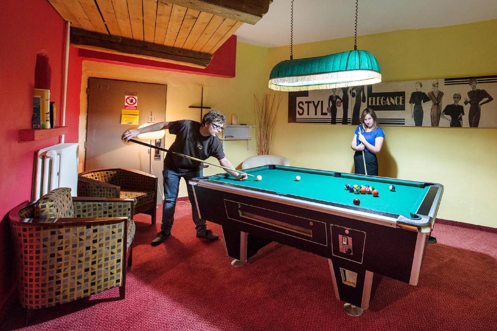 Biliár nebo kulečník v ubytování Alpský Hotel