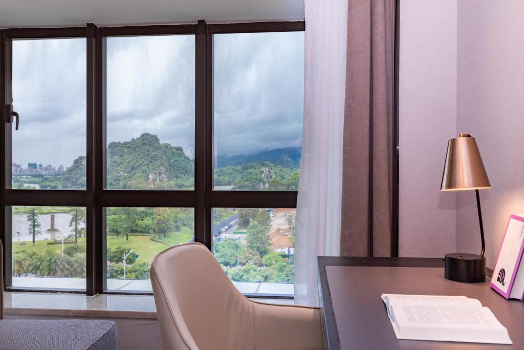 Nespecifikovaný výhled na hory nebo výhled na hory při pohledu z hotelu