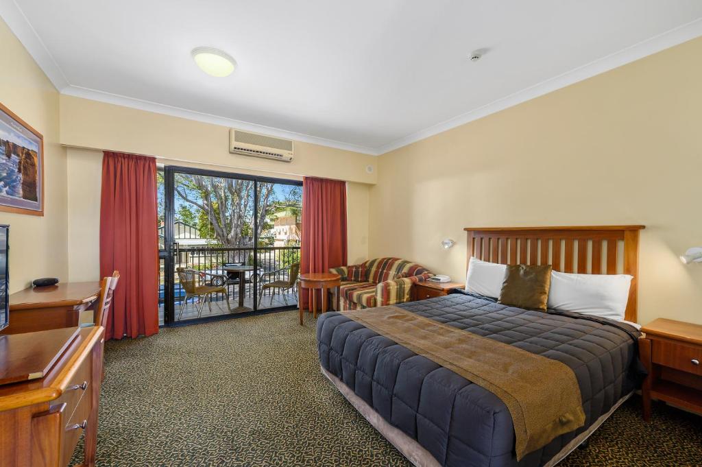a hotel room with a bed and a balcony at Quality Inn Grafton in Grafton