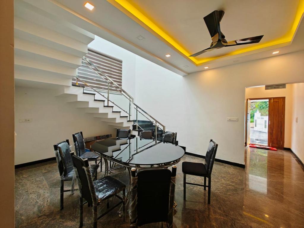 Posezení v ubytování Cool Nest 5 BR Pool Villa Munnar by VOYE HOMES