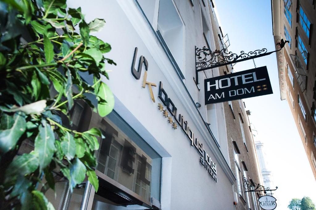 una señal de hotel en el lateral de un edificio en Boutiquehotel am Dom en Salzburgo