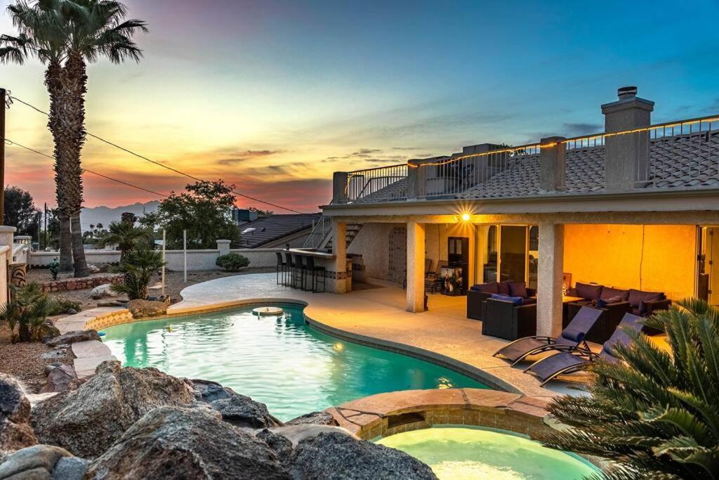 Bazén v ubytování HavaMemorable Stay Pool Spa Firepit VIEWS! nebo v jeho okolí