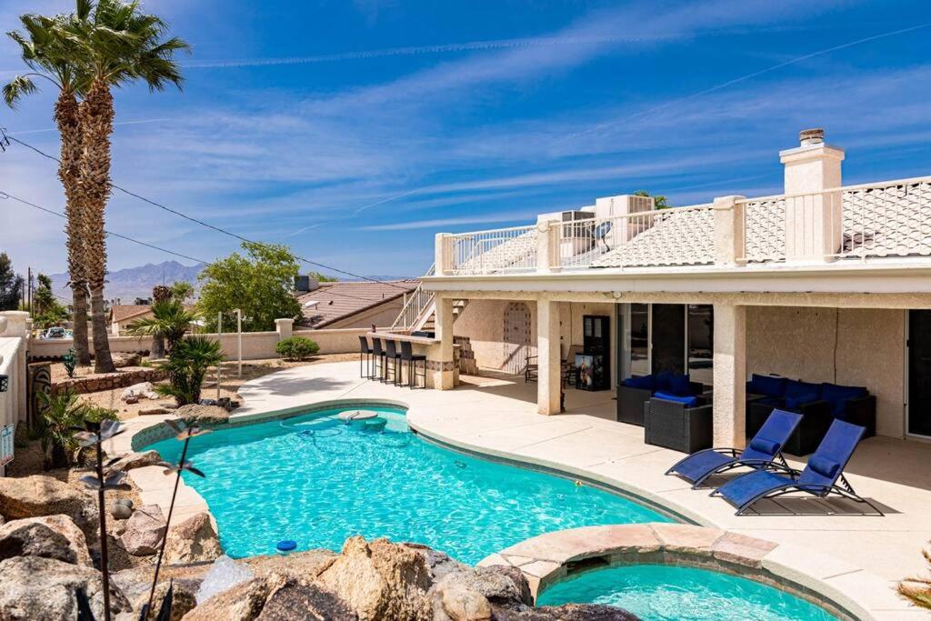 Bazén v ubytování HavaMemorable Stay Pool Spa Firepit VIEWS! nebo v jeho okolí