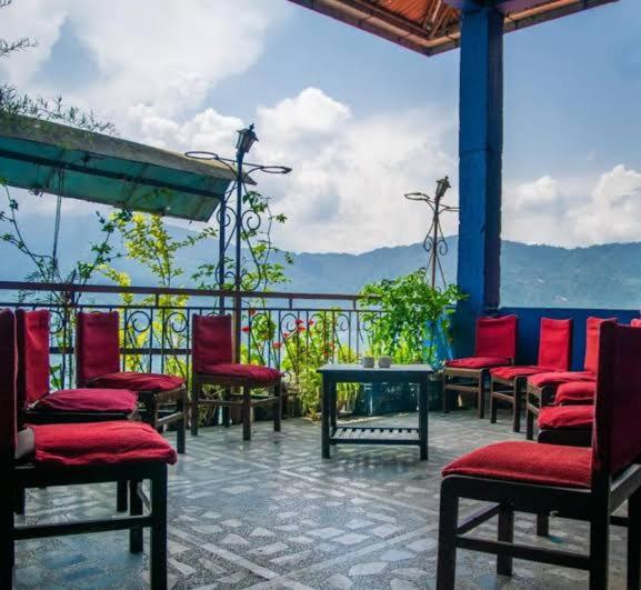 grupa krzeseł i stół na balkonie w obiekcie LHONARK RESIDENCY w mieście Gangtok