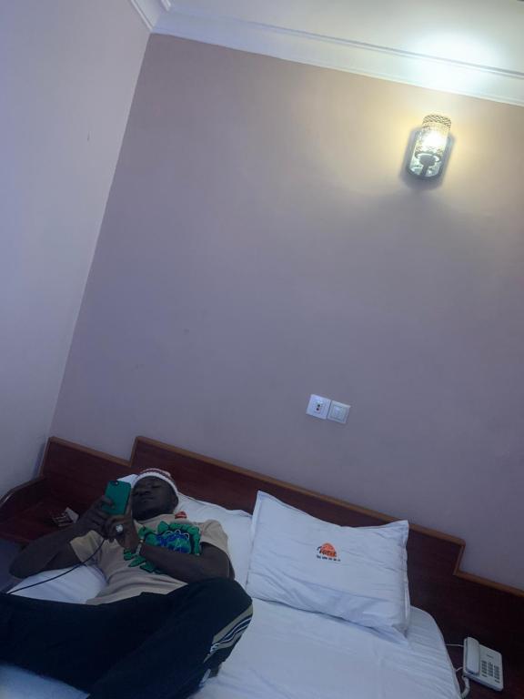 Un ou plusieurs lits dans un hébergement de l'établissement Kesy Appartement Meublé