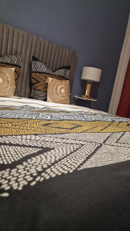 Postel nebo postele na pokoji v ubytování Prestige Spa Cayenne T2