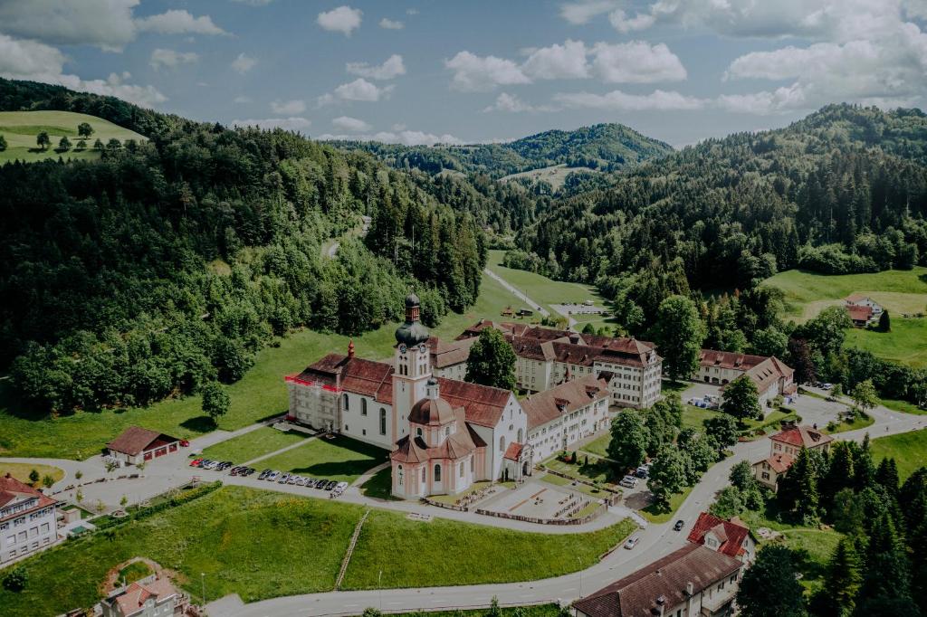 eine Luftansicht eines Herrenhauses in den Bergen in der Unterkunft Hotel Kloster Fischingen in Fischingen