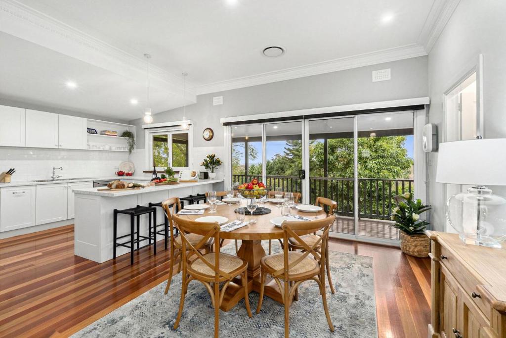 a kitchen and dining room with a table and chairs at Kurrajong Holiday House - Family in Kurrajong