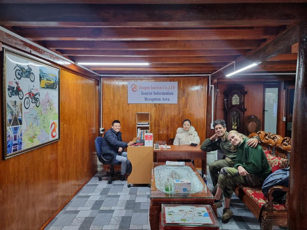 een groep mensen in een wachtkamer bij Peaceful Mountain Homestay in Ha Giang