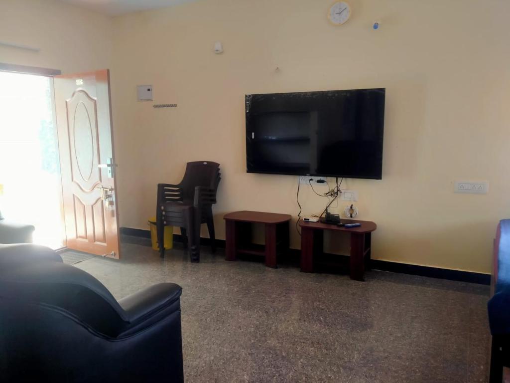 TV a/nebo společenská místnost v ubytování SD Residency - Yercaud