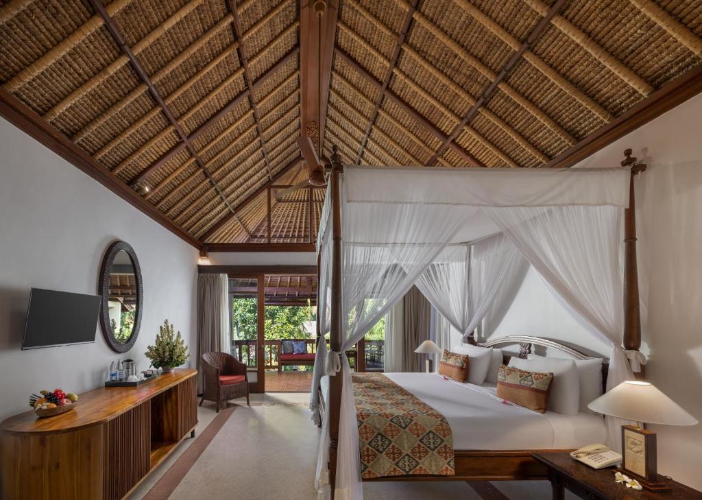 TV a/nebo společenská místnost v ubytování Kori Ubud Resort, Restaurant & Spa