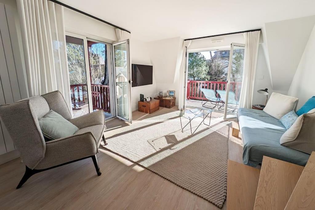 un salon avec un canapé et une chaise dans l'établissement Plage à pied - 3 balcons - 3 chambres - Parking, à La Baule