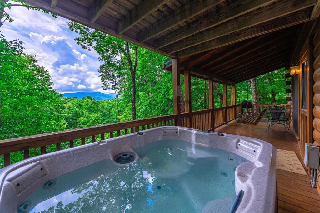 Breezy Mountain View Hot Tub PetFriendly Views, Ellijay (updated
