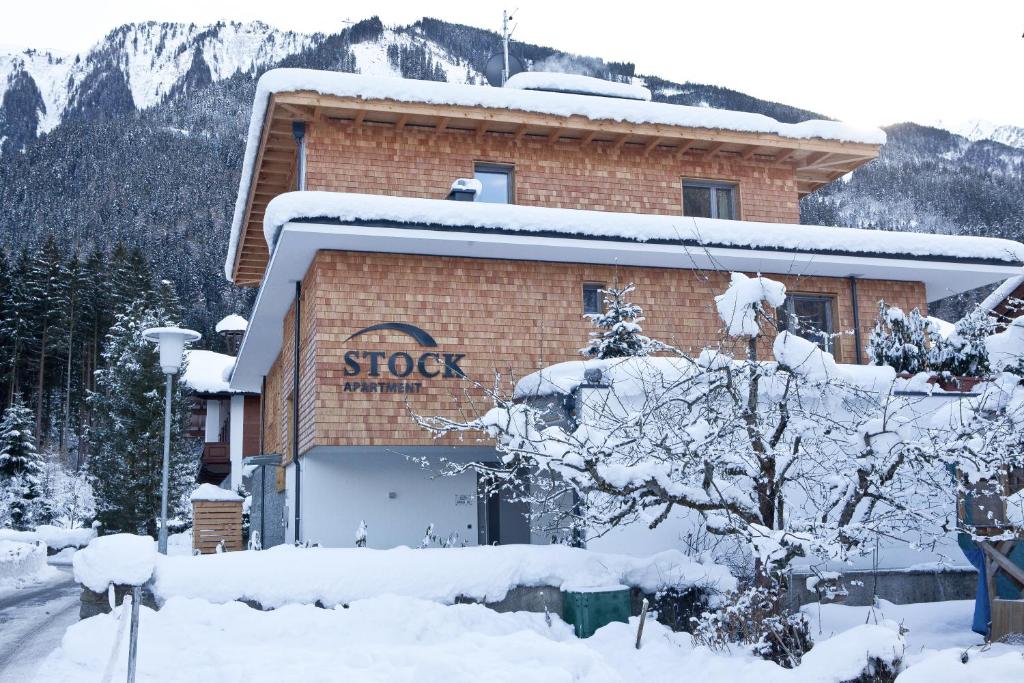 マイヤーホーフェンにあるStock Apartmentsの雪に覆われた建物