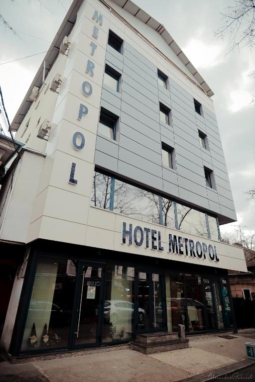 a hotel exterior with a hotel modercolo at Hotel Metropol in Piteşti