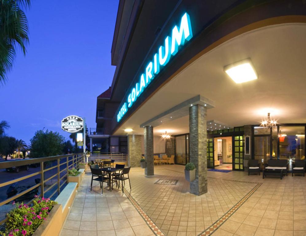 サン・ベネデット・デル・トロントにあるHotel Solariumのテーブルと椅子のあるレストランを併設しています。