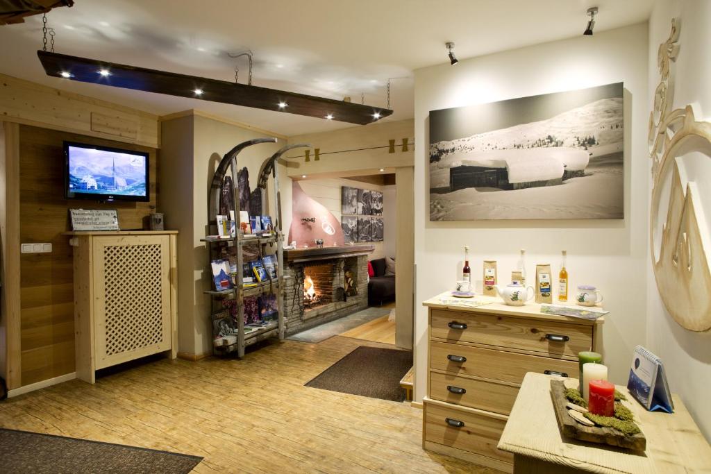 A television and/or entertainment centre at Alphotel Mittersill # inklusive Sommercard #