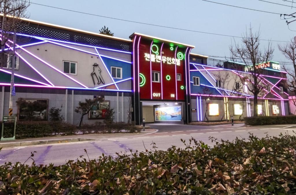 un edificio con luces en el lateral. en Gentleman Hotel en Suncheon