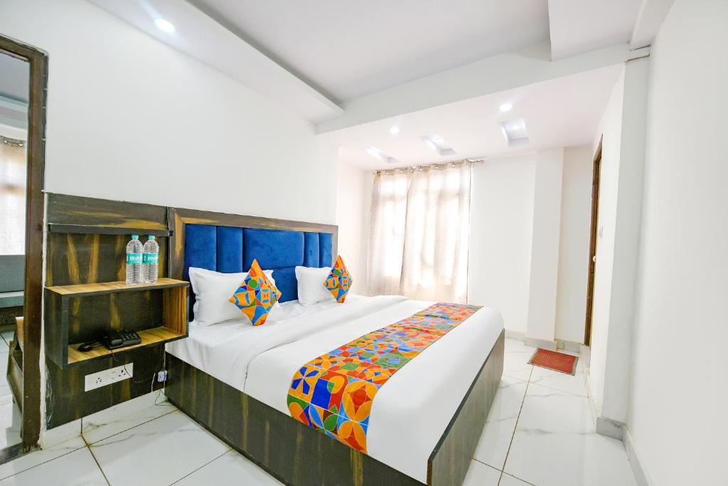1 dormitorio con cama y ventana en FabHotel Beer Castle, en Shimla